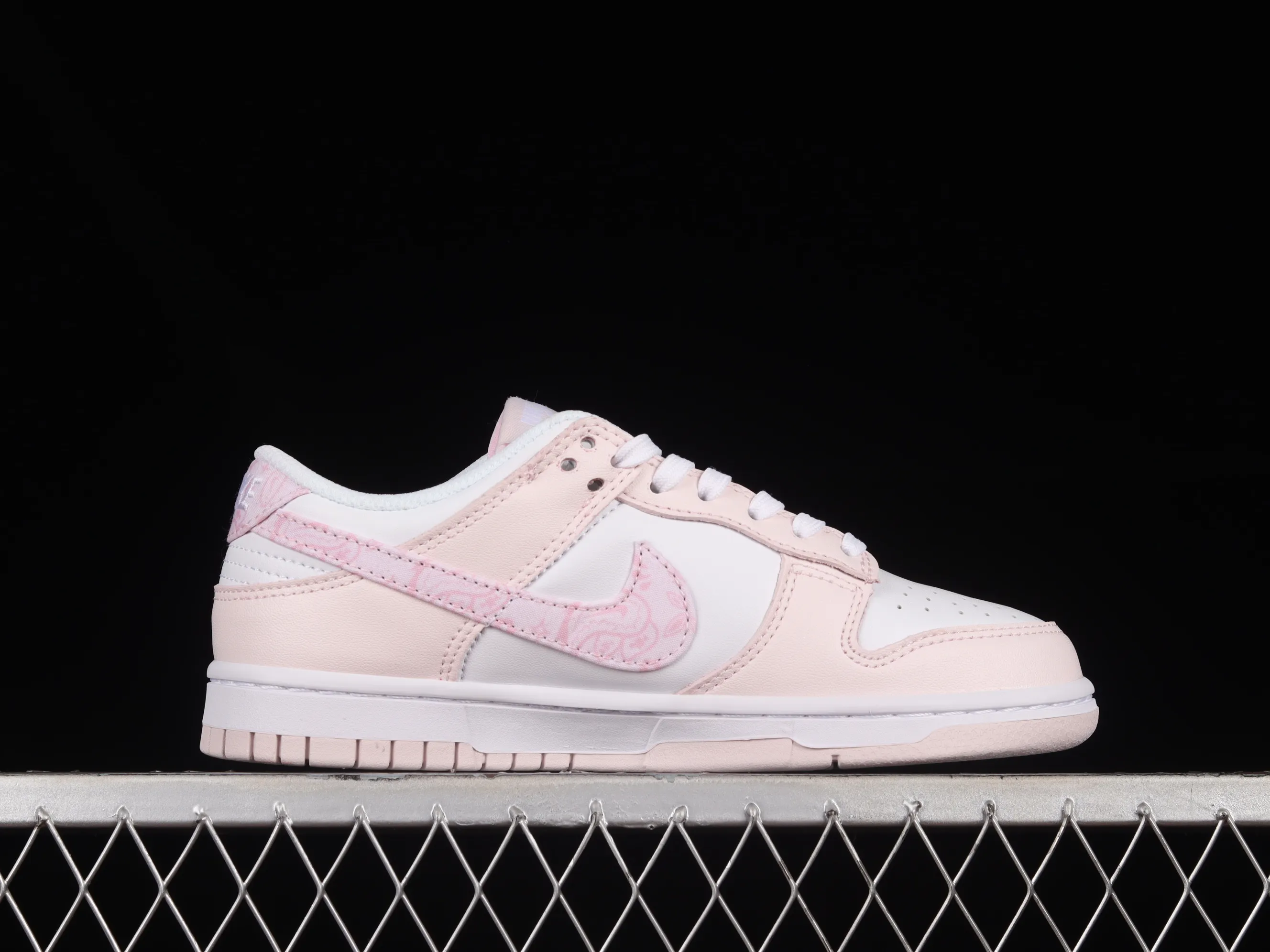 All Categories Nk SB Dunk Series Nk SB Dunk Low Low-top sneakers Cost-effective version Nk Dunk Low "Pink Paisley" Sakura pink SB low-top sports and leisure sneakers FD1449-100
